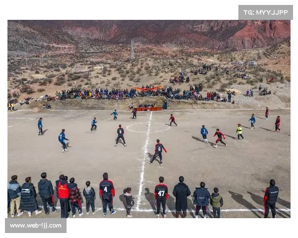 荒地上小学生自发组织足球赛，书包堆球门引路人围观